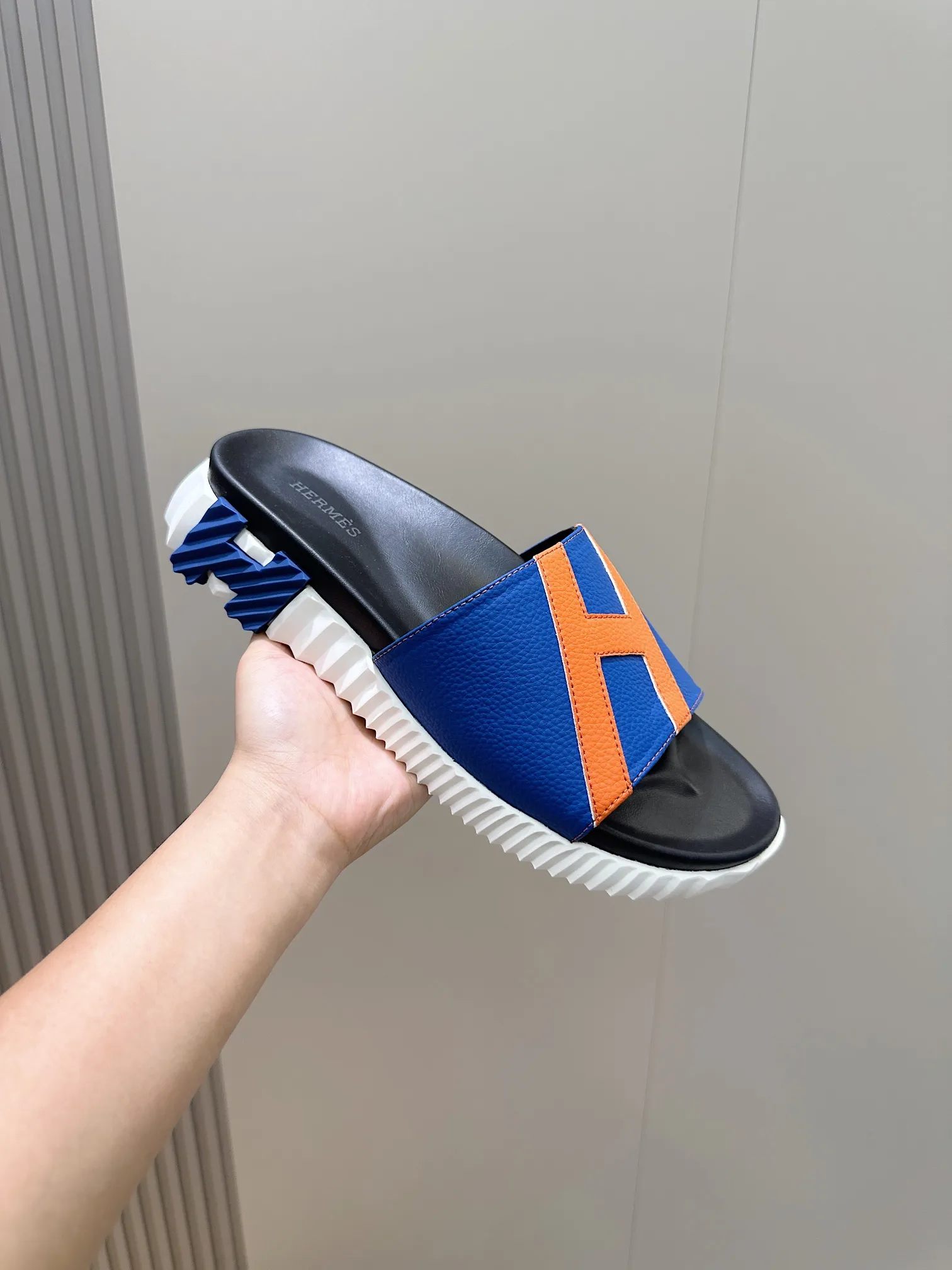 Factory price: 360💰Hermès [HERMÈS] Top Herme*H Home Hermès Men's Sandals and Slippers-Original Reproduction. Purchase the original version and make it one to one. The outsole is privately molded. The color of the outsole corresponding to each color is the same as the original version. Come to those who know the stuff 💪 The ultra-light soles are designed in contrasting colors, and they feel so comfortable on your feet! Calfskin, cowhide feet, private model outsole. Size: 39-44 (customized at 38.45)
